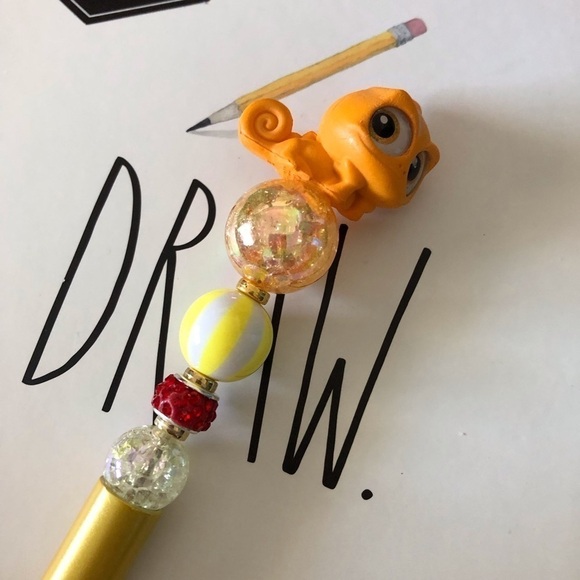 Disney Doorables: Tangled: Pascal handmade beaded pen - Picture 2 of 4